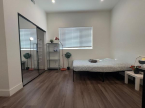 The Blue Hostel - Private Room With Private Bath - USC - DTLA - BMO Stadium - LA OLYMPIC - STAPLES CENTER